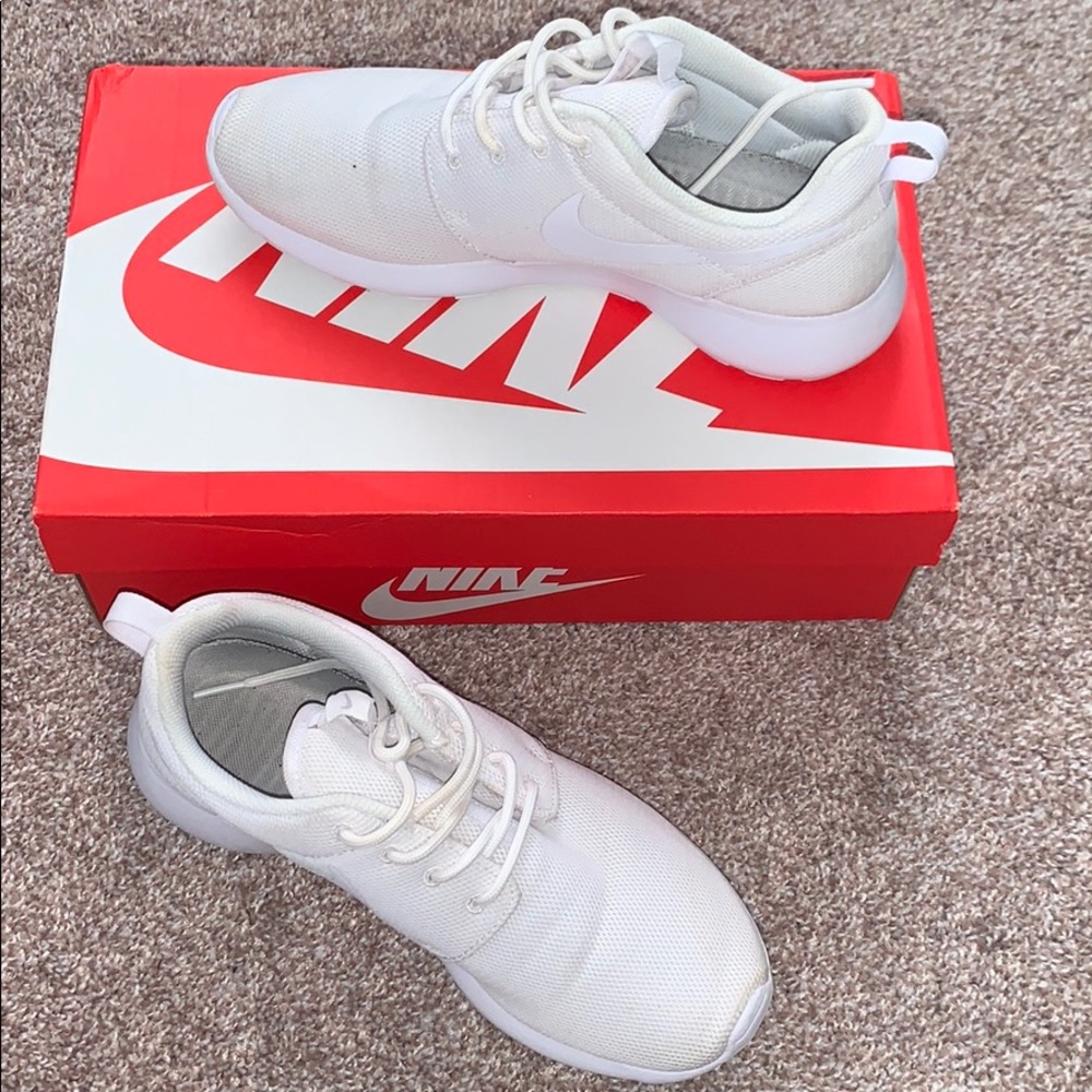 White Nike roshe’s